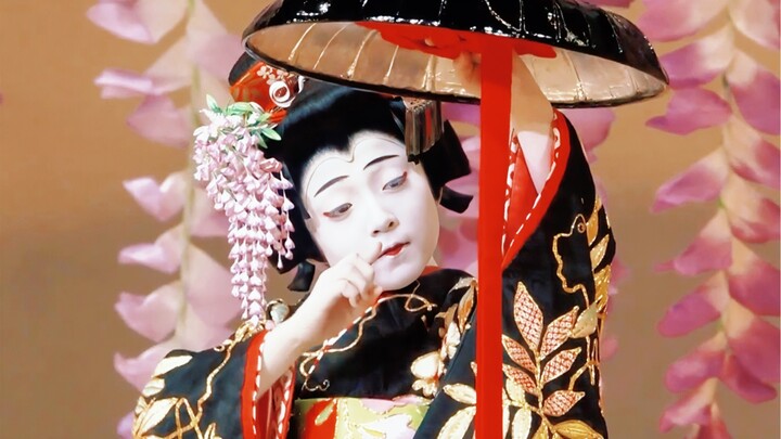 Ichikawa Mudan, 9-year-old, performs the classic dance "Fuji Niang"