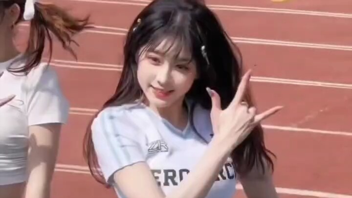 一眸一笑皆动人