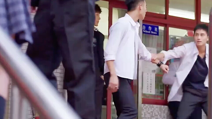The school bully helps a transfer student, and the two become friends. When the bully is in danger, 