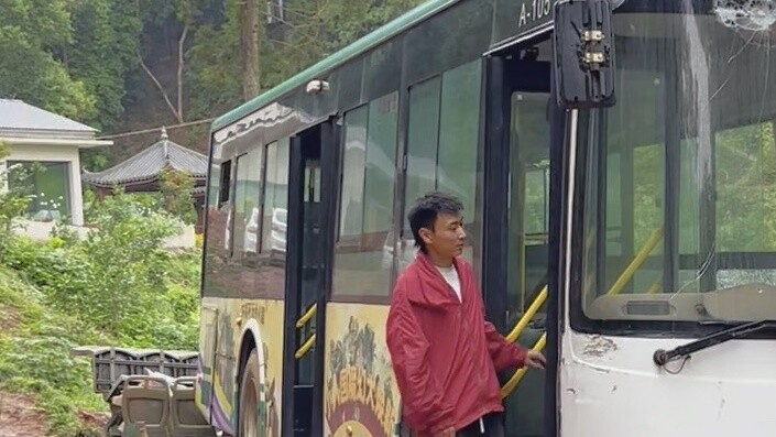 Tanpa diduga, saya akan menghabiskan banyak uang untuk membeli bus guna membuat basis seluler untuk 