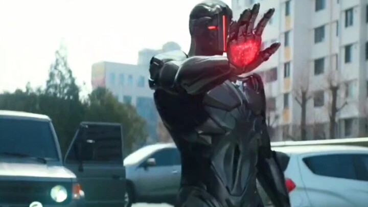 Benda berbetuk segitiga warna hitam tiba tiba muncul dibalik awan dan terbang menuju kota