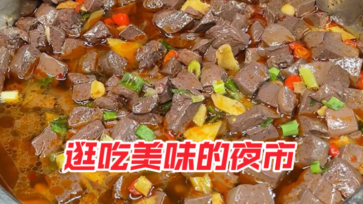 The boss is so kind—carefully picked out a tender piece of pork head meat for me. A big spoonful of 