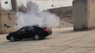 เล่นพลุช่วงปีใหม่ อย่าเล่นพลุในรถเด็ดขาด!!!