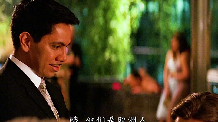 Cảnh chụp hình khoe giàu kinh điển: Bruce Wayne đúng là “tài năng siêu cấp – gần gũi với người thườn