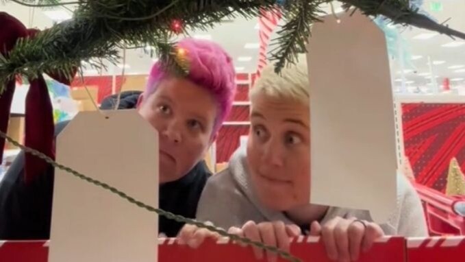 เมื่อคุณพบคู่เลสบิแยนอีกคู่ในที่สาธารณะ: