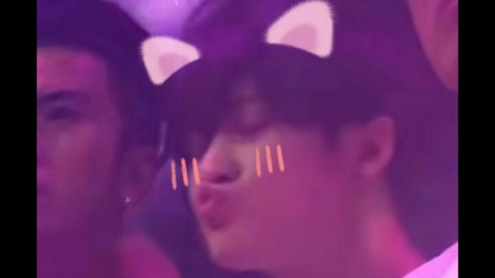 [Please watch Tan Jianci in portrait mode] Who could resist Guai Bao’s little pecks? | The ultimate 