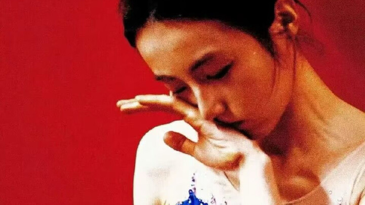 Cô gái ấy cắn một miếng đầy máu