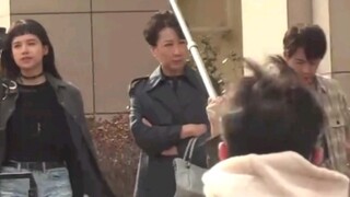 Tan Jianci dan Zhang Jingyi mengejar dan bertarung di lokasi syuting. Mereka sangat lucu.