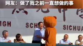 运动会上，学生穿玩偶服突然上台和校领导挨个握手。满满的压迫感……
