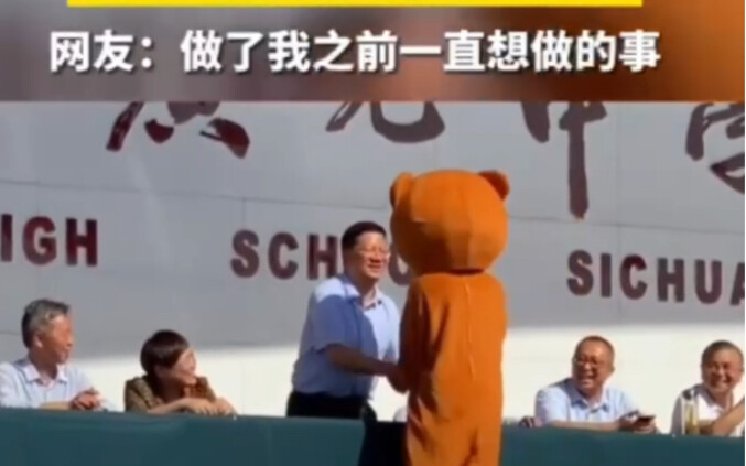 At the sports meeting, students dressed in doll costumes suddenly came on stage and shook hands with