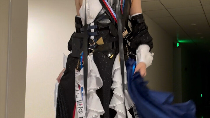 กระโปรงของพี่ฉลามช่างงดงามเหลือเกินใต้แสงไฟ (เต้นสองรอบก็เละเหมือนกันเลยเอามาลงทั้งสองเลย)