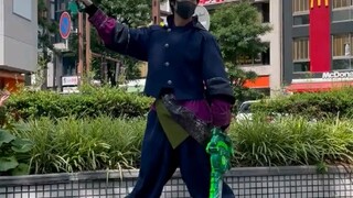 Tiruan aksi transformasi tebasan pedang Kamen Rider