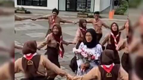 anak ini tiba-tiba terjatuh