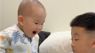 صغار البشر، بسبب تلعثمهم في الكلام، يبذلون قصارى جهدهم بكل أدب واحترام، ويظهرون مرونة كبيرة رغم صغر 