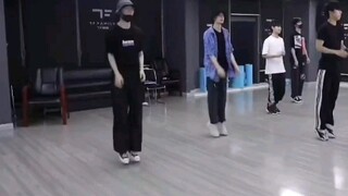 嘉祺真的是随便一个热身舞蹈都让我好爱
