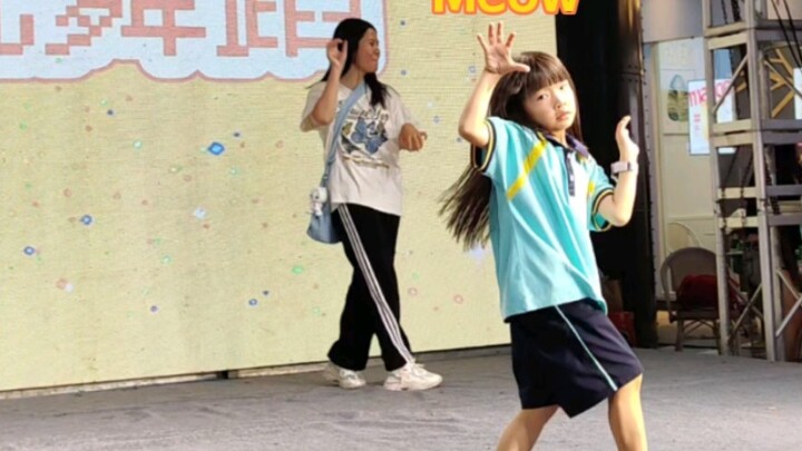 Sau giờ học, tôi đi thẳng đến cảnh nhảy múa. Tôi cảm thấy mình không nhảy như một con mèo, mà giống 