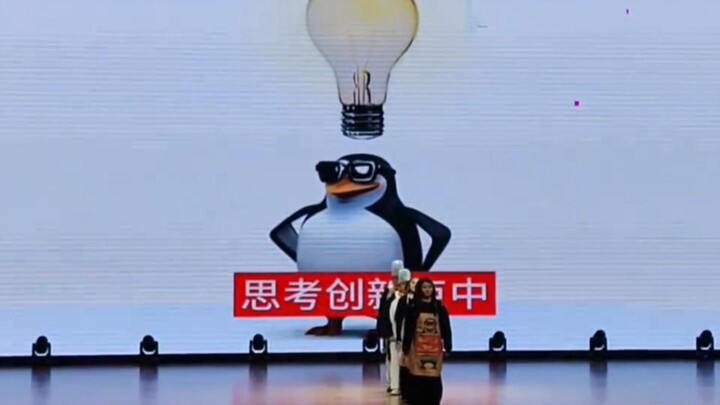 Tiết mục nhảy sáng tạo mừng năm mới trong buổi họp mặt đầu năm: “Liên khúc Vũ điệu Chim cánh cụt”