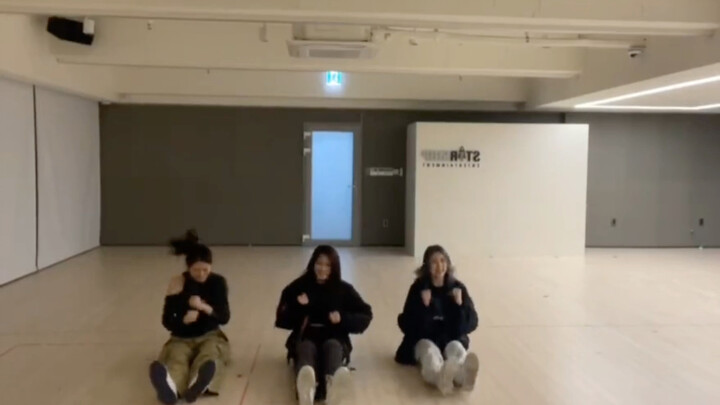 I watched Fu's live broadcast and saw Fu challenge candy's butt dance, which really made me laugh