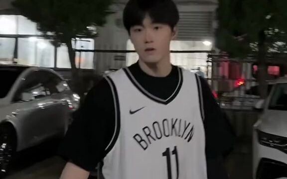 “Thói quen cứ thấy trai đẹp là quên mất mình có bạn trai”