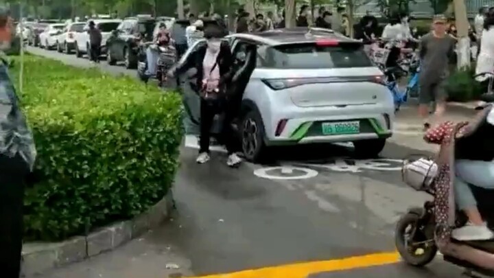 Di depan kantor kepolisian Tangshan, para warga yang datang melaporkan benar-benar memadati tempat i
