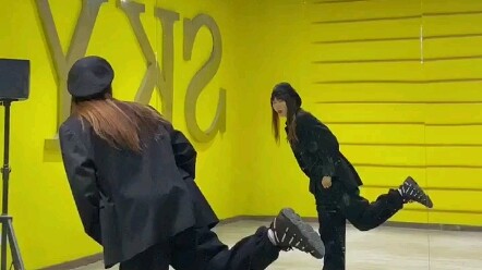 رقصة إكسو مع الصراخ واليد في الجيب