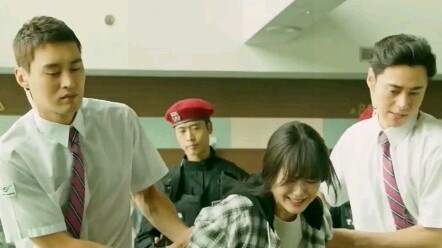 Di pesawat, seorang wanita mengatakan sesuatu yang seharusnya tidak boleh diucapkan, namun adegan se