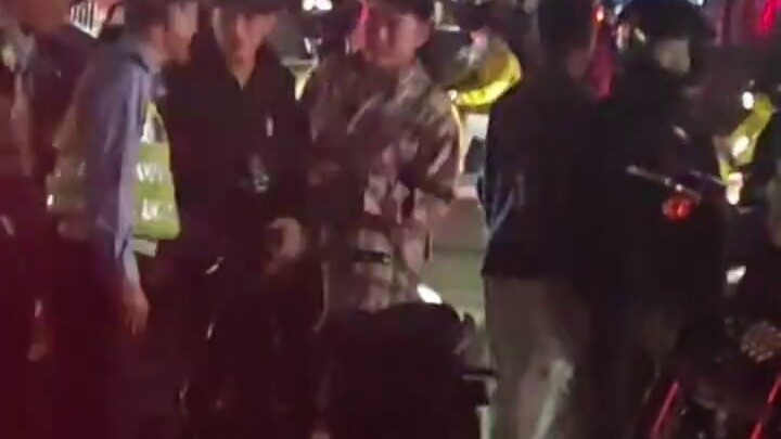 At 10 pm on the 7th, the Jiefang Pavilion calmed down tonight.