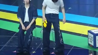 ［تي دبليو إس هان جين］دع مغني البوب الصيني يُظهر للكوريين بعض التمثيل المذهل ههههه...