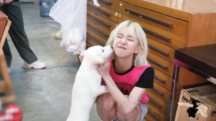 “Đừng trưởng thành quá nhanh, hãy mãi là maknae đáng yêu nhất nhé!”