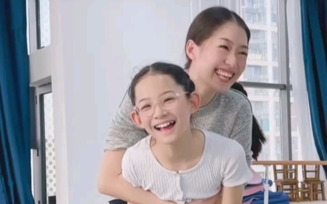 Ling'er has been learning Han and Tang from teacher Zhang Bixi since she was a child~