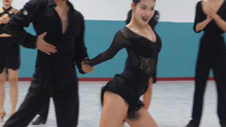 It's all about being handsome, it's time for the national standard students to perform #LatinDance#W