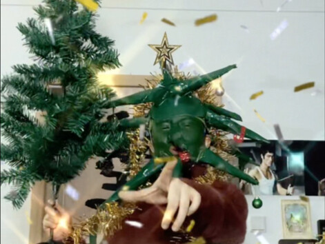 Saat para penggemar ingin melihat saya melakukan cosplay pohon Natal……