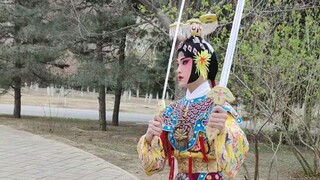 青春就是不停的努力奋斗，勇敢的往前走，去迎接更好的自己。