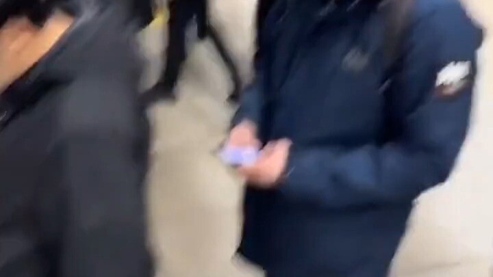 พี่ดำ: ทำไมพวกเขาถึงต้องต่อคิวกันล่ะ?