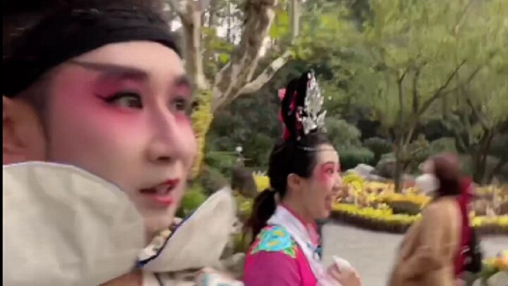 نحن لا نبدأ مبكراً في الثامنة، لكن لي جيوي قالت إن الوصول بعد موعد حضورها يعتبر تأخراً!