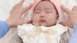 เคล็ดลับ 2 ข้อเพื่อช่วยให้ลูกน้อยนอนหลับด้วยศีรษะกลม