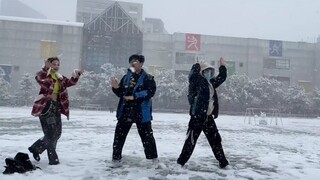 Trời đang có tuyết, đàn bò đang nhảy múa trên sân trường, không khí thật tuyệt.