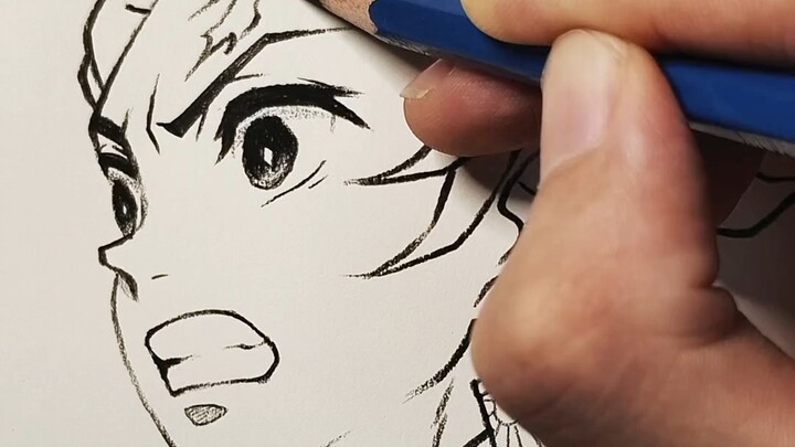 Hari ini aku gambar Tanjiro pakai pensil arang lunak Winsor &amp; Newton!