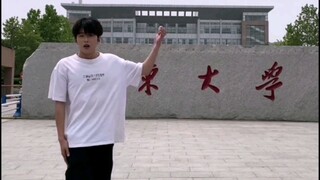 المضحك في الأمر أن هذا الشخص الملفت للانتباه ليس حتى طالبًا في جامعة لودونغ.