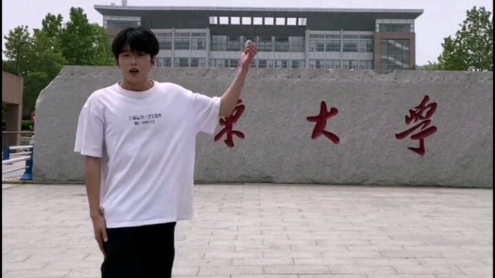 Điều hài hước là, cái người nổi bật này thậm chí còn không phải sinh viên của Đại học Lỗ Đông.