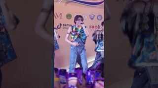 BUS Peemwasu - ไปน่ารักไกลๆหน่อย @ THAICONIC Songkran Celebration, ICONSIAM [Fancam 4K 60p] 240415