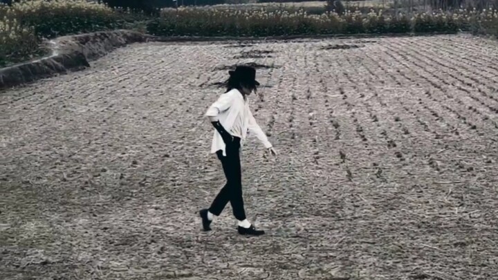 Penampilan langkah antariksa Michael Jackson "Monster" di sawah