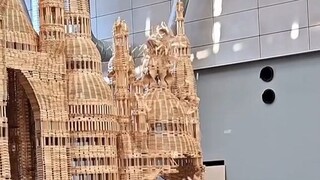 一分钟看完一座多米诺城堡的倒塌，不敢想象这需要搭建多久