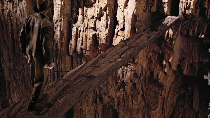 Man Falls off Cliff but Lands on Invisible Bridge, Discovering a Secret Chamber from 700 Years Ago, 