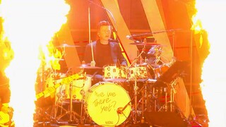 مثير! ريك أستلي يعيد غناء أغنية AC/DC «You Shook Me All Night Long» في ليلة رأس السنة الروكية 202401