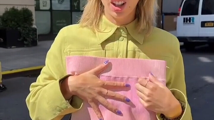 Dưới ánh nắng mặt trời, chiếc váy đổi màu trong tích tắc đẹp quá đi mất!