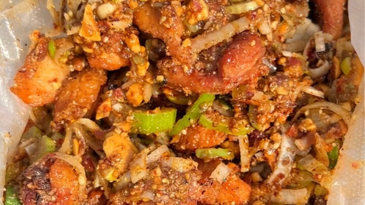 Gà chiên cay trong chợ! Chìm ngập trong lớp đậu phộng giòn rụm!
