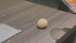 عم لي قشر بيضة نيئة