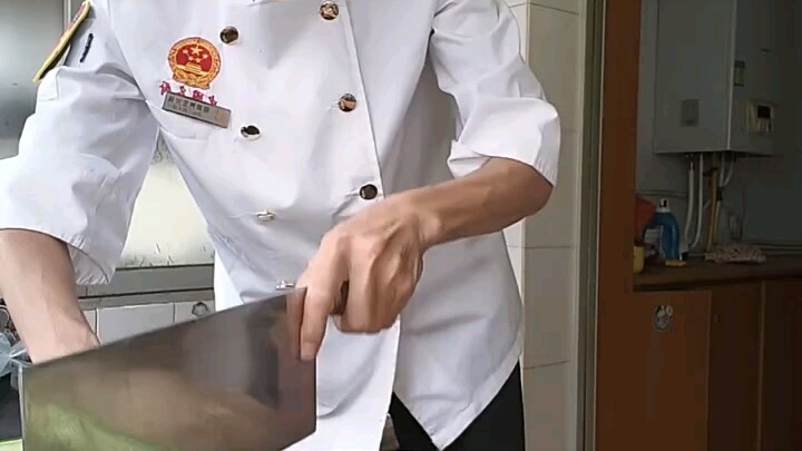 Thực hiện một đường chém bằng dao dài nhất.