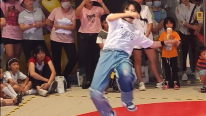 Mengenai tendangan terbang Li Nuo yang telah dilatih lebih dari sepuluh kali